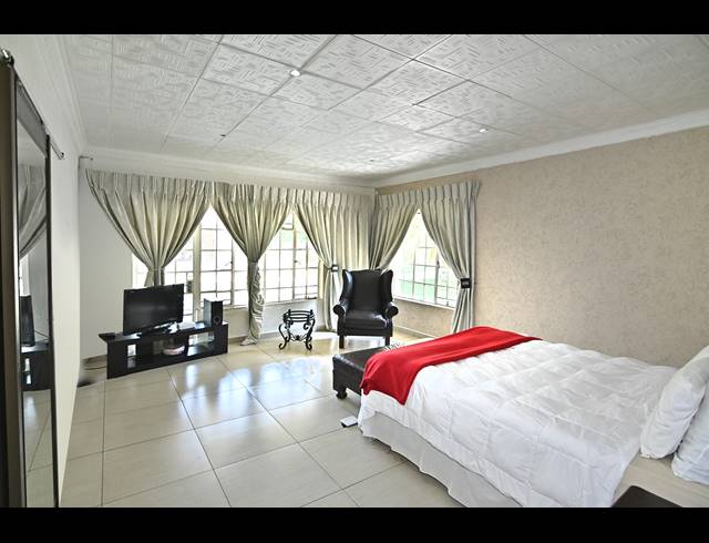 6 BEDROOM HOUSE FOR SALE IN PRESIDENT PARK